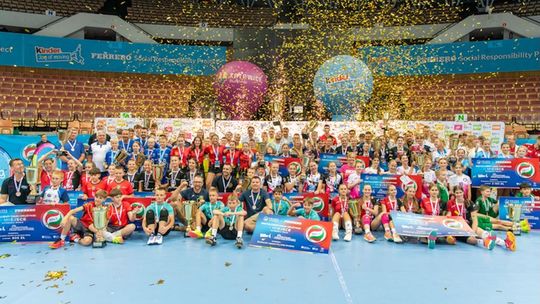 Siatkówka bawi, uczy i wychowuje – każdego roku tysiące rodzin w Polsce przekonuje się o tym dzięki projektowi ZACZNIJ OD MINISIATKÓWKI