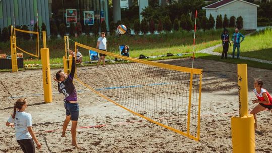 Siatkówka plażowa w centrum biurowym