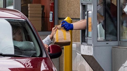 Sieci fast foodów na minusie przed sezonem wakacyjnym. Za to klienci mogą spodziewać się więcej promocji