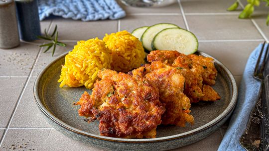 Siekane kotleciki z kurczaka z kolorowym ryżem