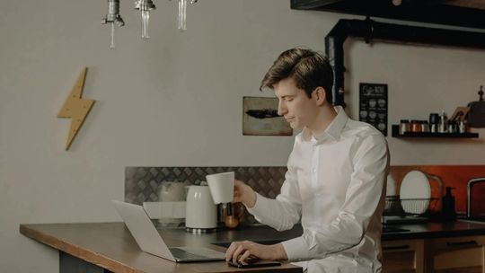 Singiel na rynku nieruchomości – ile musi zarabiać, aby kupić mieszkanie na kredyt?