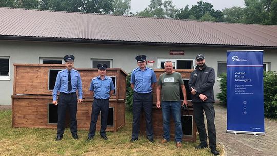 Skazani z nowogardzkiego więzienia wykonali budy dla bezdomnych zwierząt