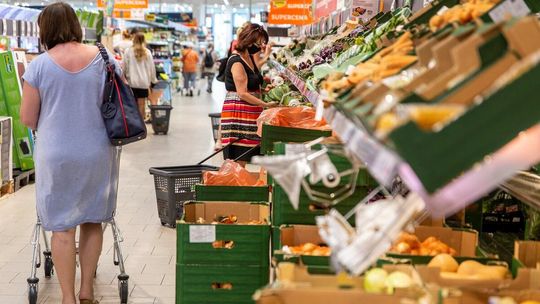 Sklepy czeka prawdziwy szturm. Polacy znowu ruszą na świąteczne zakupy w ostatniej chwili Sklepy czeka prawdziwy szturm. Polacy znowu ruszą na świąteczne zakupy w ostatniej chwili