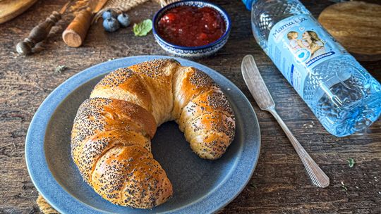 Słodkie rogale drożdżowe z makiem