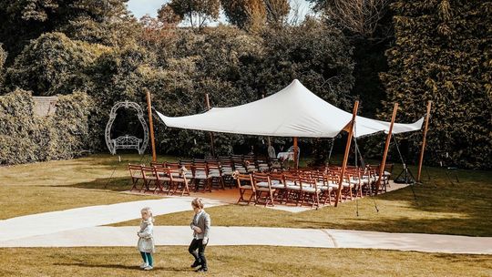 Ślub cywilny w plenerze? To piękna ceremonia, ale bez planu B może skończyć się stresem