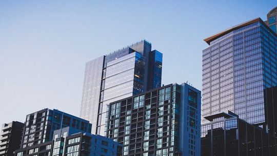 Spadek sprzedaży mieszkań – jak znaleźć „perełkę”, jeśli posiadasz wolny kapitał?