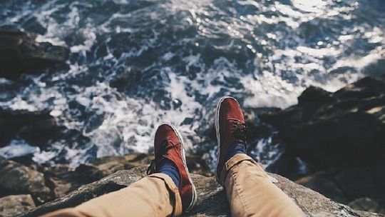 Spodnie w kratę jako modny element męskich stylizacji