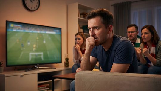Sportowe emocje źródłem stresu. Wspólne kibicowanie i przekąski pomagają go rozładować