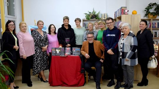 SPOTKANIE AUTORSKIE Z PRZEMYSŁAWEM KOWALEWSKIM W GMINNEJ BIBLIOTECE PUBLICZNEJ W KARNICACH