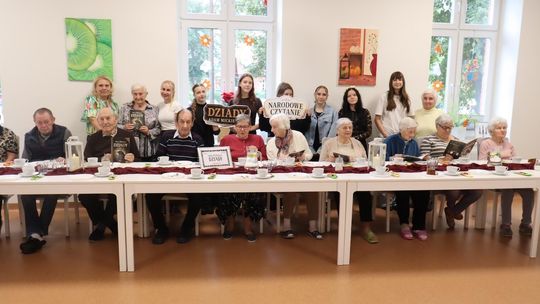 Spotkanie pokoleń przy wspólnej lekturze – Narodowe Czytanie  uczniów z SP Modlimowo w Dziennym Domu Seniora w Gryficach
