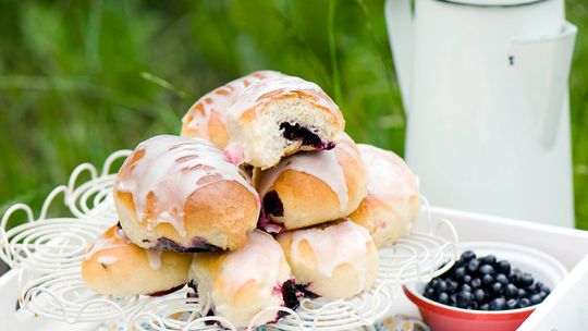 Stanie w długiej kolejce i krocie za jagodzianki? Upiecz mięciutkie bułeczki w domu!