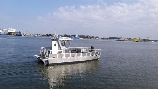 Statek ZUT oczyszcza wody ze śmieci