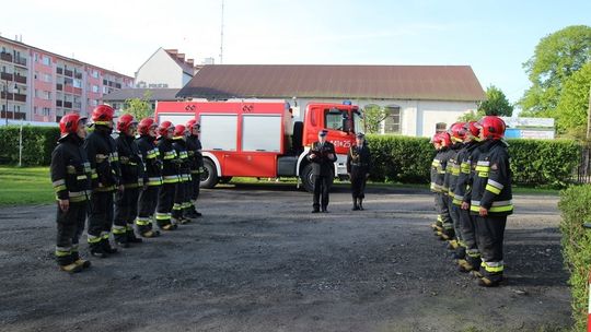 Strażacy z KP PSP w Gryficach uczcili Święto Flagi