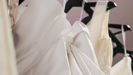 Suknie na ślub cywilny - elegancja i swoboda dla nowoczesnych par