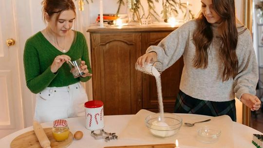 Świąteczne ABC: jakie sery warto mieć w kuchni, by przygotować szybkie przekąski dla gości?