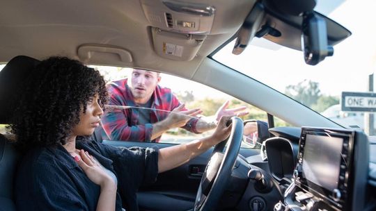 Świąteczne korki, świąteczna agresja. Według najnowszych badań 43% polskich kierowców uważa, że w okresie świąt na drogach jest bardziej agresywnie