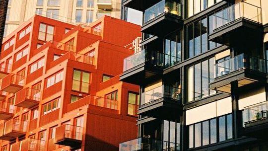 Światło, które na siebie zarabia: nowoczesne standardy oświetlenia w budynkach wielorodzinnych