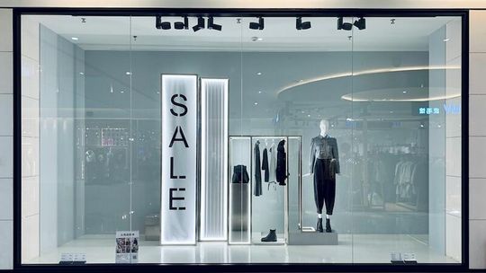 Światło, które sprzedaje więcej: jak oświetlenie wpływa na decyzje zakupowe klientów?