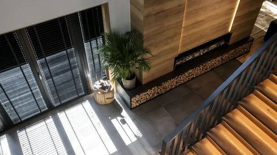 Światło podkreślające wnętrze z żaluzjami drewnianymi