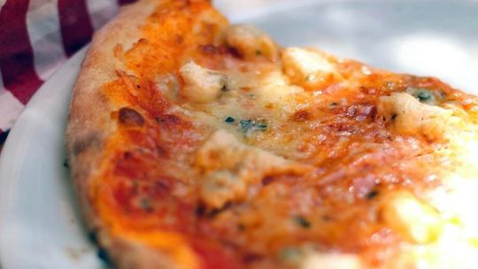 Światowy Dzień Pizzy. Jak zrobić w domu pizzę z idealnie ciągnącym się serem?
