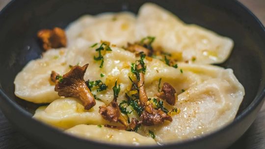 Święta w wersji wege - jak ser może zastąpić mięso, pasztety i wędliny na świątecznym stole?