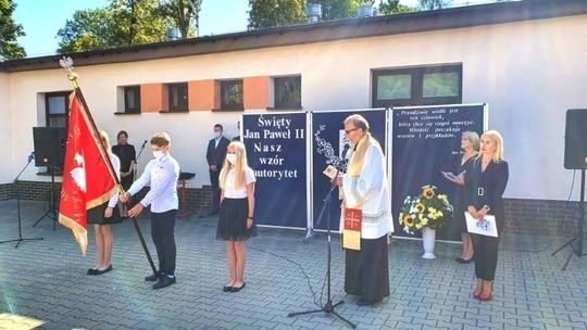 Święto w Szkole Podstawowej im. Św. Jana Pawła II w Modlimowie