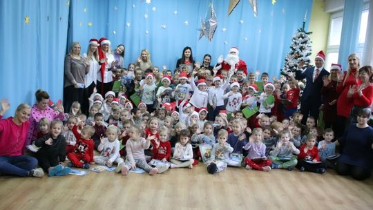 Święty Mikołaj wraz z burmistrzem Nowogardu z wizytą u przedszkolaków