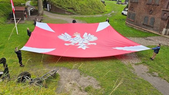 Świnoujście: na latarni morskiej zawisnie ponad 150-metrowa bandera Wojska Polskiego z okazji Święta Wojska Polskiego