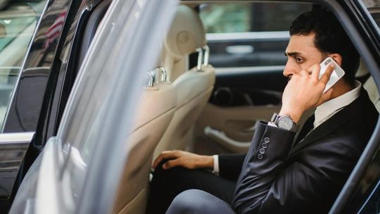 Sylwester bez stresu - dlaczego warto korzystać z aplikacji przewozowych nie tylko od święta?