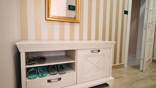 Szafka na buty z siedziskiem - funkcjonalność i komfort w jednym