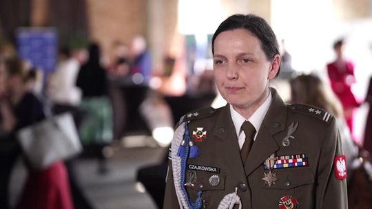 Szkolenia obronne zyskują na popularności. Coraz więcej kobiet angażuje się w przygotowania do kryzysów Szkolenia obronne zyskują na popularności. Coraz więcej kobiet angażuje się w przygotowania do kryzysów