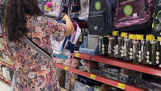 Szkolne zakupy. Sklepy tną liczbę promocji i gazetek, ale ceny r/r poszły w górę tylko o 2,9 proc.