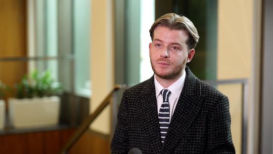 Sztuczna inteligencja potęguje zagrożenia informacyjne. Coraz częściej bywa jednak wykorzystywana w walce z takimi zjawiskami Sztuczna inteligencja potęguje zagrożenia informacyjne. Coraz częściej bywa jednak wykorzystywana w walce z takimi zjawiskami