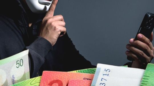 Szybko można stracić pieniądze. Oszuści z nową metodą. Wykorzystują niewiedzę i strach kredytobiorców