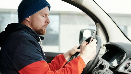 Szybko, sprawnie i prosto do celu – jak nowoczesne technologie wspierają kierowców, nie tylko w czasie świąt?