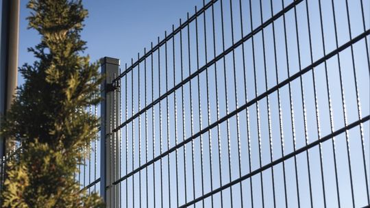 Szybko, tanio, estetycznie – panel ogrodzeniowy 2D marki Plast-Met Systemy Ogrodzeniowe