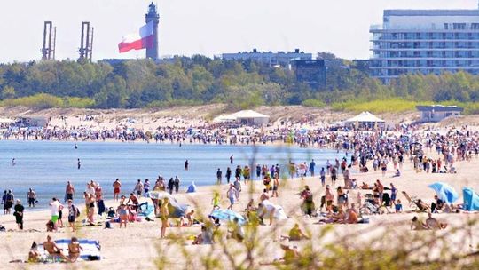 Tłumy, wiatr i duma. Świnoujście znów pokazało, jak świętuje się Dzień Flagi