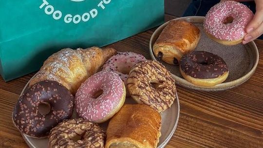 TŁUSTY CZWARTEK 2025:  GDZIE KUPIĆ PĄCZKI NAWET ZA ¼ CENY?  [SPRAWDŹ LISTĘ]