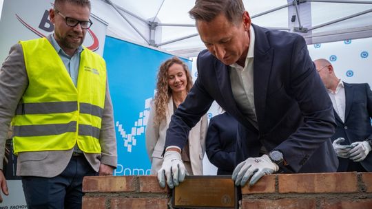 To kolejny krok do powstania nowego budynku stacji pogotowia ratunkowego w Koszalinie. Przekazano plac budowy oraz wmurowano kamień węgielny