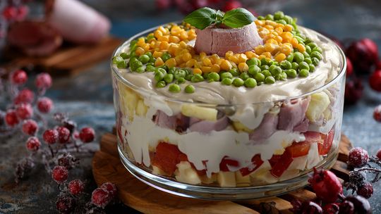 Tradycyjna, smaczna, efektowna – świąteczno-noworoczna sałatka warstwowa z szynką