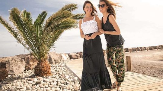 Tropikalne wzory na upalne dni  – jak je nosić?