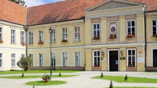 Trzebiatów: Trwa remont dachu w Pałacu nad Młynówką