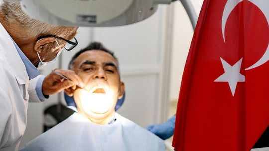 Tureckie zęby coraz częściej kuszą Polaków. Eksperci: To może być zła decyzja, nie tylko dla portfela
