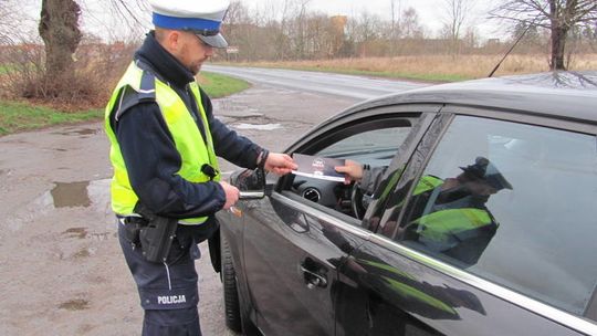 „Twoje światła -Twoje bezpieczeństwo” i kierowca zatrzymany na podwójnym gazie