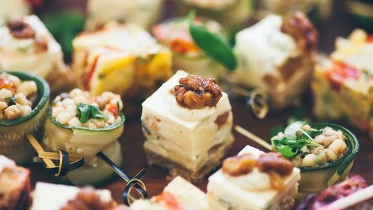 Tych dań nie podawaj na weselu. Co i dlaczego nie powinno trafić na weselne stoły?