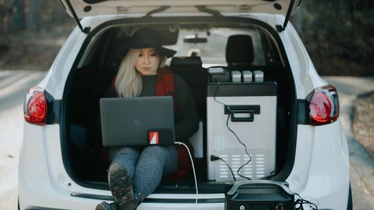 Tych rzeczy nie powinno zabraknąć w Twoim samochodzie jesienno-zimową porą