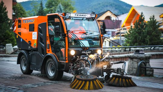 Tysiące ton piasku na drogach. Kto posprząta po zimie 2025/2026?