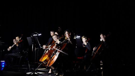 Unikalny koncert symfoniczny w ciemności w Katowicach - „Tam sięgaj, gdzie wzrok nie sięga” z Santander Bank Polska