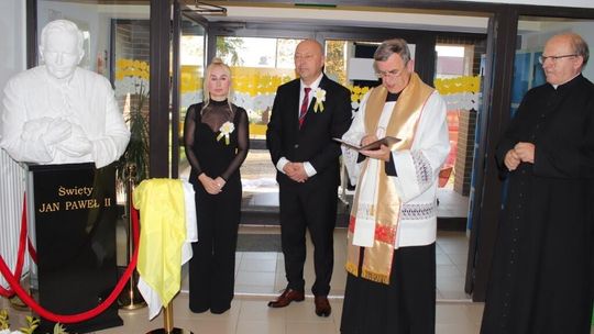 Uroczyste odsłonięcie popiersia Jana Pawła II w Szkole Podstawowej w Modlimowie