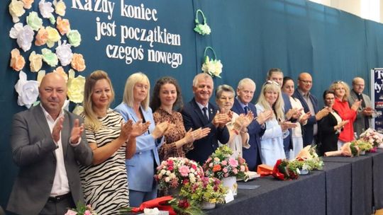 Uroczyste pożegnanie w Szkole Podstawowej w Modlimowie  - podziękowania za 41 lat pełnych życzliwości i profesjonalizmu